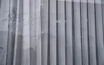 Adana'da iş yerinin camına kaldırım taşıyla saldırı anı kamerada