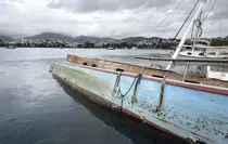 Bodrum'da bir tekne kuvvetli rüzgar nedeniyle su alıp yan yattı