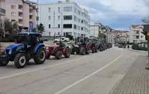 Bursa'da traktörlerle konvoy oluşturan çiftçiler, Mudanya Belediye Meclisi'nin arazi satış kararını protesto etti