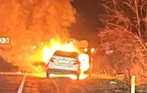Seyir halindeyken alev alan otomobil yandı