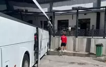 Hesabı ödeyemedikleri için restoranda rehin kalan takıma şok ceza