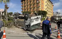 Alanya'da 3 kişinin yaralandığı trafik kazası güvenlik kamerasına yansıdı