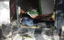 Ortağına sinirlendi, elinde satırla kendini kilitlediği dükkanı ateşe verdi