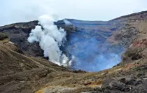 Japonya'da kaybolan helikopterin enkazı, Aso Yanardağı'ndaki kraterde bulundu