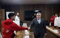 Bakan Bak 2026 Kış Olimpiyatları'na katılacak milli sporcuları kabul etti