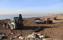 Akdeniz Belediyesi ekipleri Millet Bahçesi'nin sahilini temizledi