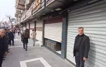 Kar maskeli şüpheliler, kuyumcu çalışanını darbedip 1 kiloya yakın altını alarak kaçtı