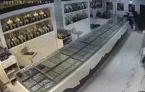 Kar maskeli şüpheliler, kuyumcu çalışanını darbedip 1 kiloya yakın altını alarak kaçtı (3)