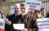 Adana'da yıkılan üst geçidin yerine yenisinin yapılmasını isteyen vatandaşlar eylem yaptı