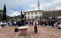 Antalya'da çocuklara bayram şekeri dağıtma geleneği sürdürüldü