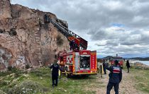 Balıkesir'de kayalıklarda mahsur kalan keçiyi itfaiye kurtardı
