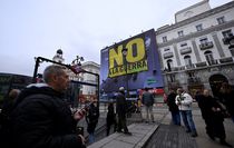 Çevre örgütü Greenpeace Madrid'in merkezinde ''Savaşa hayır'' pankartı açtı