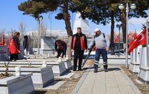 Erzincan'da şehit mezarlarında bakım ve onarım çalışması yapıldı