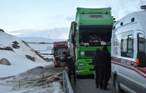Erzurum'da arızalanan tırın yanında sürücüsü ölü bulundu