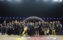 Fenerbahçe Beko kupasını aldı