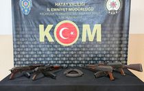 Hatay'da bir araçta çuval içerisinde 4 kalaşnikof tüfek ele geçirildi