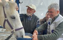 Hippoterapi Uygulama ve Araştırma Merkezi huzurevi sakinlerini ağırladı