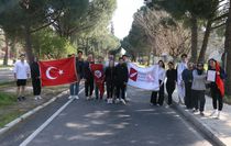 İKÇÜ'lü öğrenciler, su krizine dikkati çekmek için farkındalık koşusu düzenledi