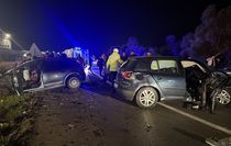 İzmir'de iki otomobilin çarpışması sonucu 4 kişi yaralandı