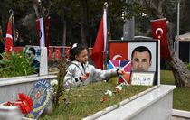 İzmir'de şehit aileleri arife günü yakınlarının mezarını ziyaret etti