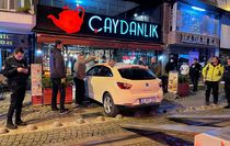 Kocaeli'de kontrolden çıkan otomobilin kafeteryaya girdiği kazada 2 kişi yaralandı