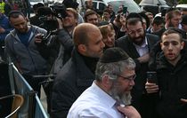Londra'da Al Jazeera muhabirlerine hakaret eden kişinin polis olduğu belirlendi