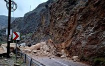 Mersin-Antalya kara yolunda heyelan meydana geldi