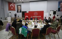Muş Valisi Çakır, koruyucu aileler ve çocuklarla iftar yaptı