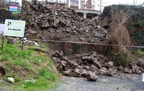 Ordu'da istinat duvarının çökmesi sonucu park halindeki 3 araçta hasar oluştu