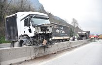Sakarya'da 3 aracın karıştığı trafik kazasında 2 kişi yaralandı