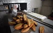 Yaylanın dumanı tüten tek fırınında ekmekler kadın ustadan