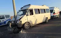 Tarım işçilerini taşıyan minibüs direğe çarptı: 1'i ağır 15 yaralı