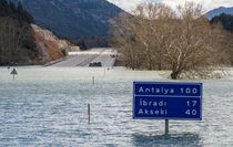 İki ili bağlayan yol günlerdir bu halde! Trafik levhaları bile suya gömüldü