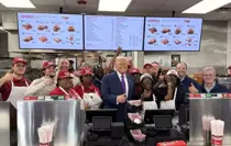 Trump, bir restoranı ziyaret ederek başkanlık uçağına götürmek için hamburger sipariş etti