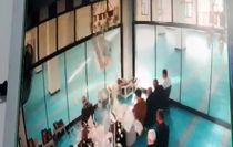 Caminin tavan alçısı cemaatin üstüne düştü