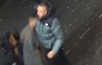 Yolda yürüyen kadına durup dururken yumruk attı