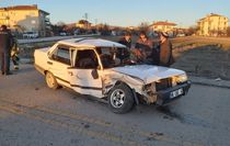 Ankara'da Otomobil ile Ticari Araç Kafa Kafaya Çarpıştı: 3 Yaralı