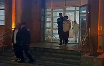 Firari hükümlü baba ile 2 oğlu, yangın merdiveninde yakalandı
