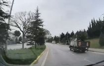 Rampada kayan kamyon refüje çıkıp devrildi