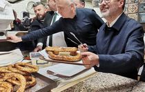 AK Parti'li Kasapoğlu, İzmir'de vatandaşlarla sahurda bir araya geldi