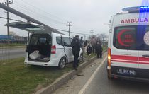 Hafif ticari araç refüjdeki aydınlatma direğine çarptı; 2 yaralı