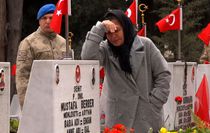 Edirnekapı Şehitliği'nde bayram öncesi hüzünlü ziyaret