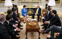 Trump'tan Japonya Başbakanı'nın yanında şok Pearl Harbor çıkışı