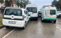 Antalya'da 4 araçlı zincirleme kaza: Araçta sıkışan yolcu itfaiye ekiplerince çıkartıldı