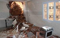 Cizre'de sağanak yağış heyelana neden oldu, dev kayalar evi yıktı