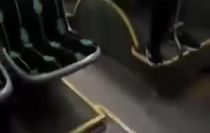 Halk otobüsündeki uygunsuz davranış kamerada