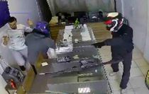 Kasklı hırsızlar tarafından 20 yıllık emeği olan 22 milyon TL'lik altını 3 dakikada çalınan kuyumcu, altınlarını teslim alıp ülkesine döndü
