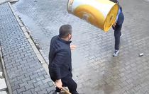 Kavgada eline geçirdiği varil, parke taşı ve masayı karşı tarafın üzerine attı