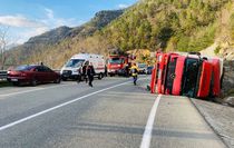 Artvin'den devrilen TIR'ın şoförü yaralandı