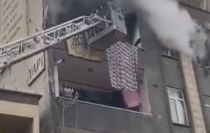 Küçükçekmece'de beş katlı binada yangın: 5 kişi dumandan etkilendi